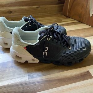 On Cloud Helion Cloudtec tennis shoes